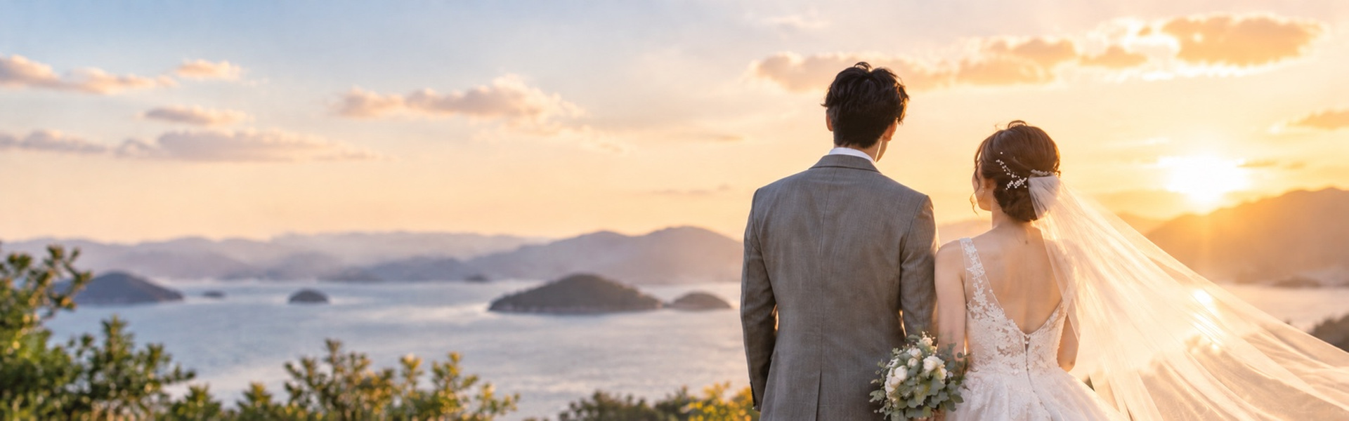 夕暮れの景色を眺める新郎新婦